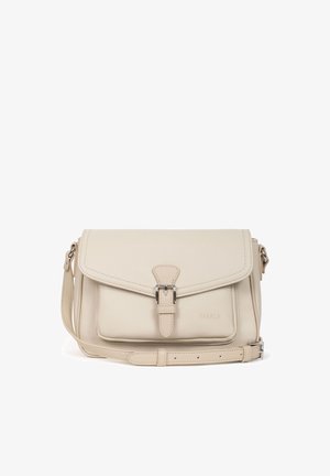 Sac bandoulière en cuir couleur crème avec rabat avant, fermeture à boucle argentée et bandoulière réglable, marqué « Fabiola » sur la poche avant.