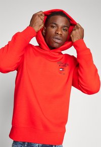 Tommy Hilfiger ARCHED VARSITY HOODY - Felpa - fierce red