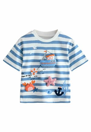 T-shirt à manches courtes rayé en bleu et blanc avec des motifs brodés sur le thème marin, comprenant un bateau, un crabe, une étoile de mer et une ancre.