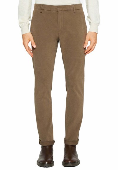 Chino marron au design slim, fabriqué dans un tissu doux avec une légère élasticité, avec des poignets retroussés et des poches avant.