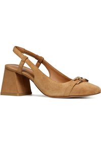 Decollete slingback in suede color tan con punta affusolata, tacco a blocco ampio e angolare, e un accento dorato sulla tomaia. Presentano cinturini regolabili.