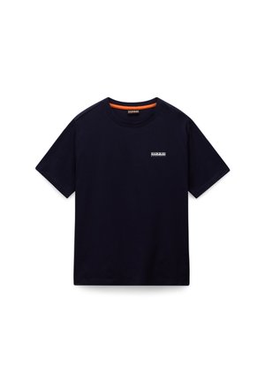 Donker marineblauwe katoen t-shirt met ronde hals, korte mouwen en een klein wit logo op de linkerkant van de borst. Kenmerkt zich door een oranje accent aan de binnenkant van de halslijn.