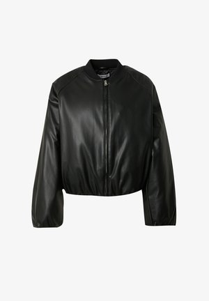 Zwarte cropped bomberjack van glad fauxleer, met een ritssluiting aan de voorkant, geribde kraag en brede mouwen met elastische manchetten.