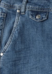 Denimové džíny v středně modré barvě s hladkou texturou. Obsahují přední kapsu a stříbrný kovový detail knoflíku. Klasický design s pěti kapsami.