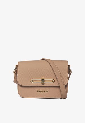 Sac bandoulière en cuir beige texturé avec un fermoir doré et le logo "Marc Ellis New York" sur le rabat avant. Bandoulière réglable attachée.