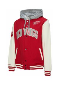 Rot-weiße Collegejacke mit grauem Kapuzenpulli, mit "RED WINGS"-Schriftzug, Logopatch, Druckknöpfen und gestreiften Rippbündchen sowie Saum.