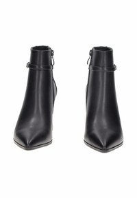 Stivali ankle in ecopelle nera con punta affusolata, superficie liscia e chiusura con zip sul retro, dotati di un sottile cinturino alla caviglia.