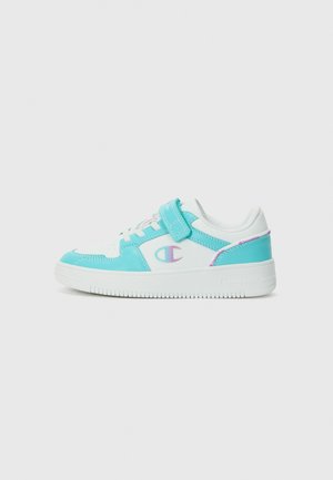 Zapatilla azul y blanca con una correa de Velcro, con una textura suave, un diseño minimalista y un detalle de logo en rosa en el lateral.