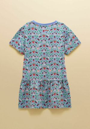 Kratka plava haljina s kratkim rukavima, volanastim rubom i uzorkom crvenih jagoda i zelenog lišća po cijeloj haljini.