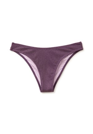 Slip bikini viola a coste con taglio a vita bassa e fodera rosa chiaro su sfondo bianco.