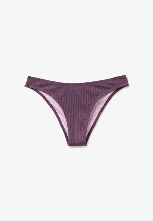 Slip bikini viola a coste con taglio a vita bassa e fodera rosa chiaro su sfondo bianco.