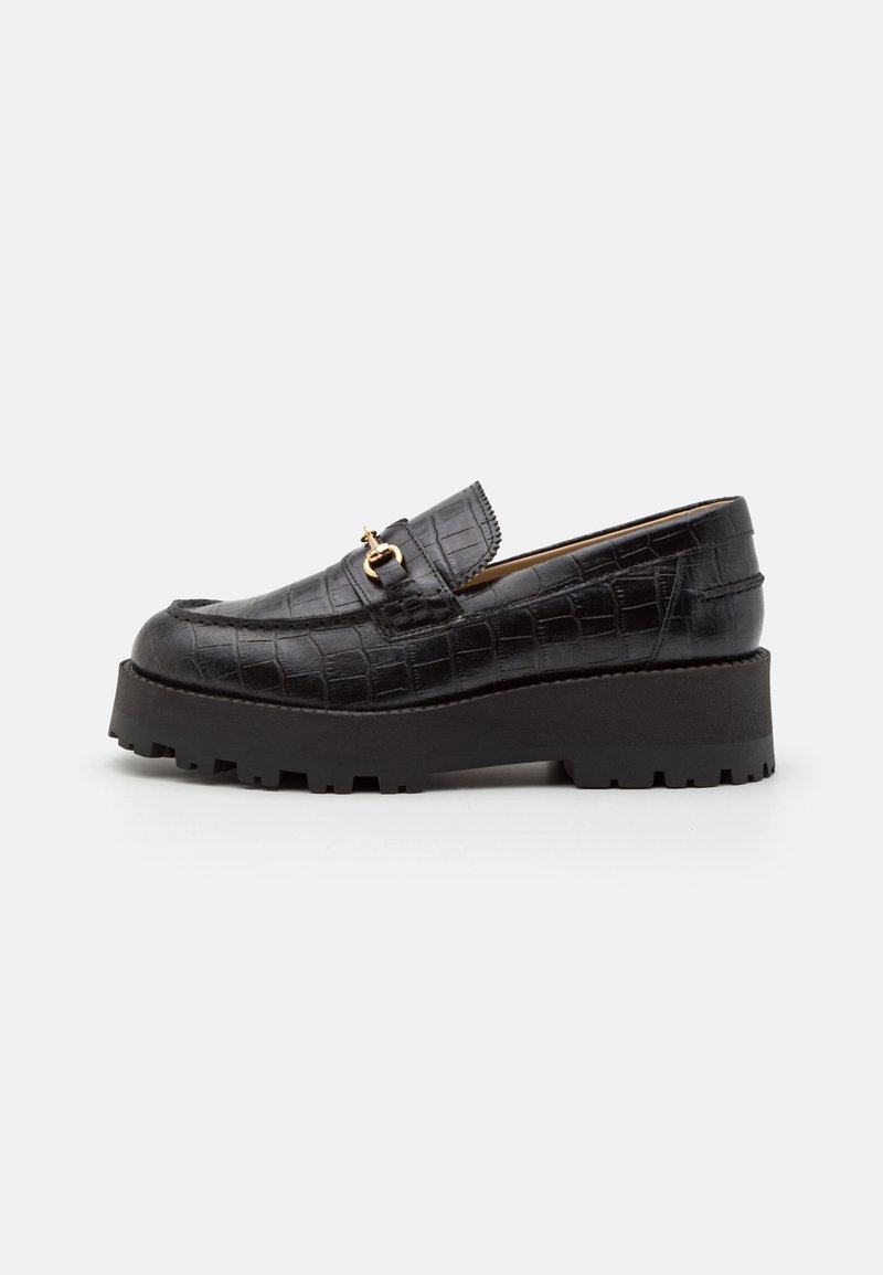 Mocassins à plateforme en cuir noir embossé croco avec bout arrondi, ferrures dorées et semelle en caoutchouc texturée.