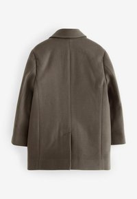 Abrigo gris con corte recto, cuello con muesca, mangas largas y bolsillos laterales. Fabricado con una tela suave de textura lisa.