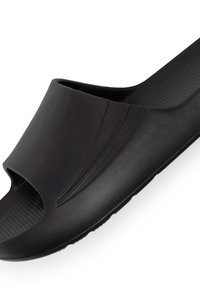 Ciabatta nera con design open-toe, texture liscia opaca e leggere striature sulla suola per un'aderenza migliore. Senza decorazioni o motivi.
