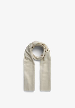 Miękki, kremowy szalik w subtelny wzór w jodełkę, starannie złożony w pętlę na białym tle.