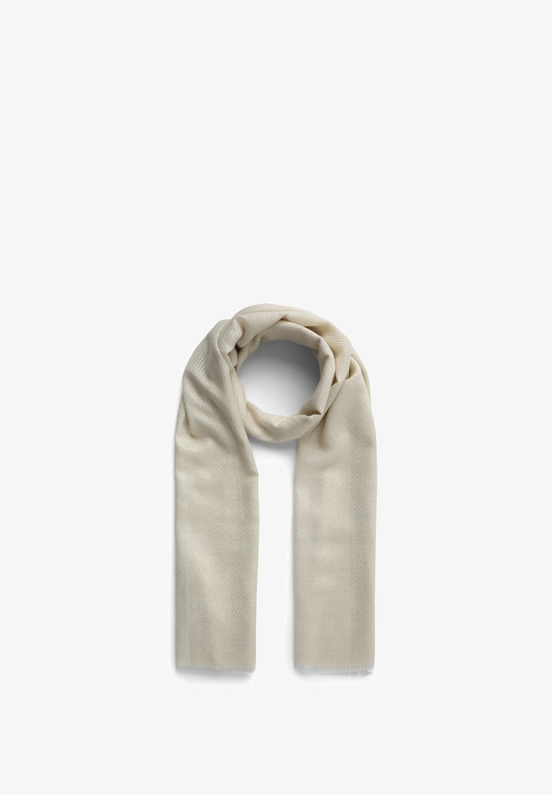 Sciarpa morbida color crema con un sottile motivo a spina di pesce, piegata ordinatamente a loop su uno sfondo bianco.