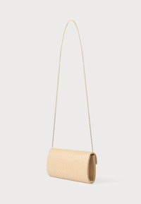Beige geweven leren clutch met een cilindervorm, voorzien van een schouderketting en een gladde textuur. Minimalistisch ontwerp zonder zichtbare hardware.