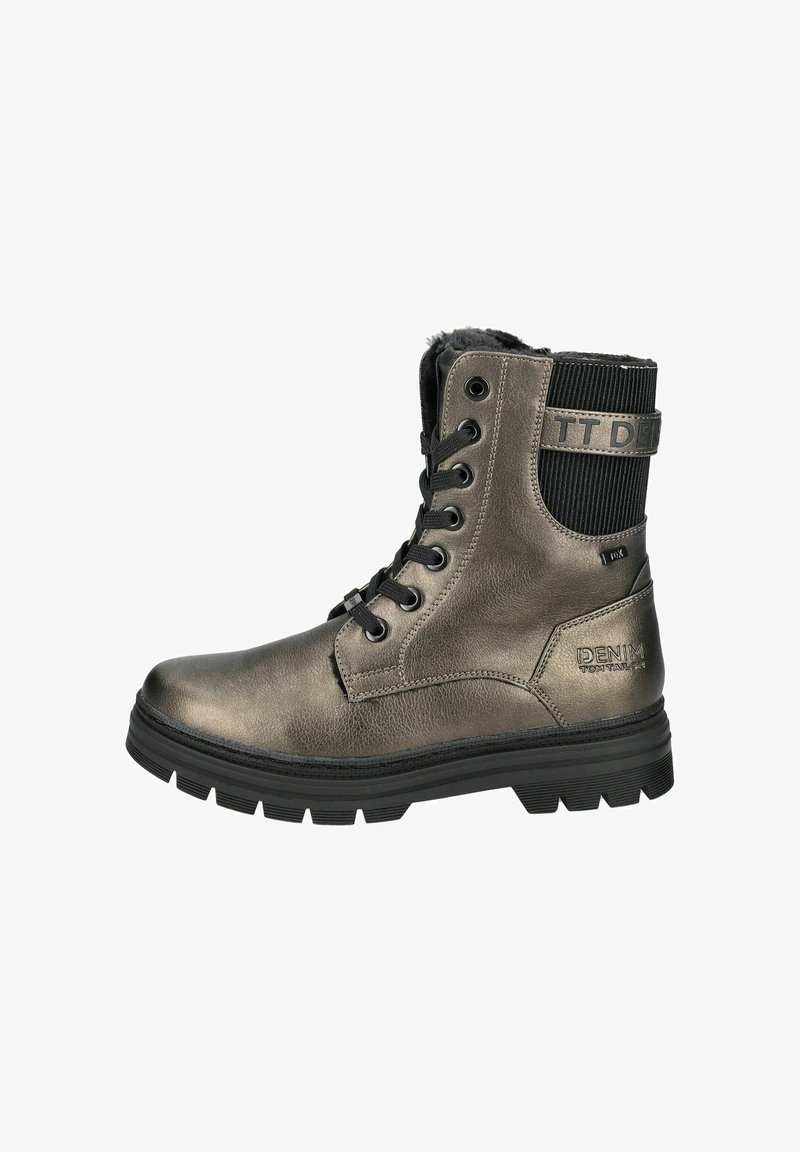 Bottine en cuir gris métallique avec panneau élastique noir et détail de logo. Caractéristiques : bout rond, fermeture à lacets à l'avant et semelle robuste pour une meilleure traction.