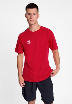 Rood katoenen T-shirt met korte mouwen, voorzien van een ronde hals en zwarte accenten op de schouders; logo bedrukt op de borst.