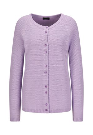 Hellpurpurene Strickjacke mit langen Ärmeln, Rundhalsausschnitt und einer Reihe von passenden lila Knöpfen auf der Vorderseite.