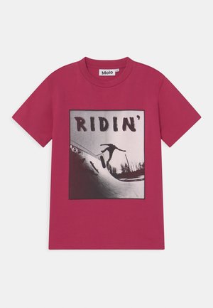 T-shirt à manches courtes rose foncé avec un graphisme noir et blanc d'un skateboarder et le mot "RIDIN'" sur le devant.