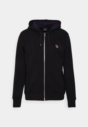 Sudadera con cremallera negra hecha de una mezcla de algodón, que presenta una capucha interior azul marino, cordones de ajuste y un pequeño logo bordado en el pecho.