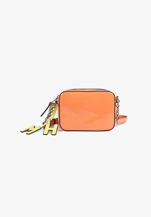 Bolso cruzado de charol naranja con forma rectangular, cadena y herrajes en la correa, y acentos decorativos de llavero en forma de letra amarilla.