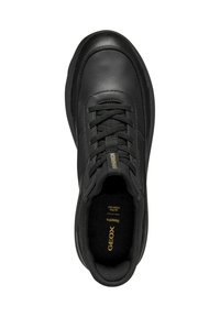 Zapatilla de cuero negro con punta redonda, cierre de cordones, cuello acolchado y suela texturizada negra. Presenta el logo dorado "GEOX" en la plantilla.
