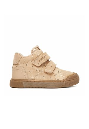 Beżowy dziecięcy sneaker z wysoką cholewką, wzorem serc, dwoma paskami na rzep oraz gumową podeszwą, wyściełany miękką tkaniną w środku.
