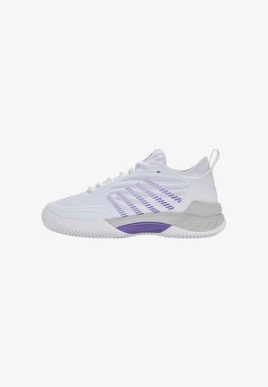 Chaussure de sport blanche avec des accents violets, dotée d'une tige texturée, d'un design épuré et d'une semelle coussinée avec des motifs antidérapants.
