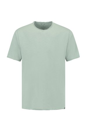 Jasnozielony t-shirt z krótkim rękawem i okrągłym dekoltem, z delikatną fakturą i surowymi wykończeniami na kołnierzyku, prezentowany na białym tle.