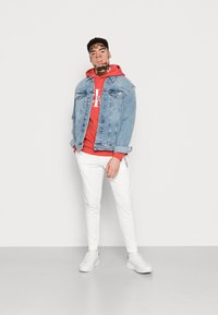 Calvin Klein Jeans SEASONAL MONOLOGO REGULAR HOODIE - Camisola - rhubarb red