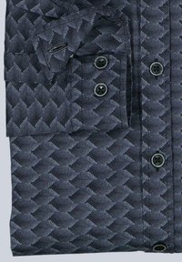 Schwarzes Hemd mit Muster und geometrischem Design, zwei Knopfverschlüssen und einer Brusttasche. Die Textur wirkt glatt mit einem dezenten Glanz.