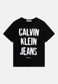 Camiseta de algodón negra con texto en blanco en negrita "CALVIN KLEIN JEANS" y un logo más pequeño en la parte inferior. Mangas cortas y cuello redondo.