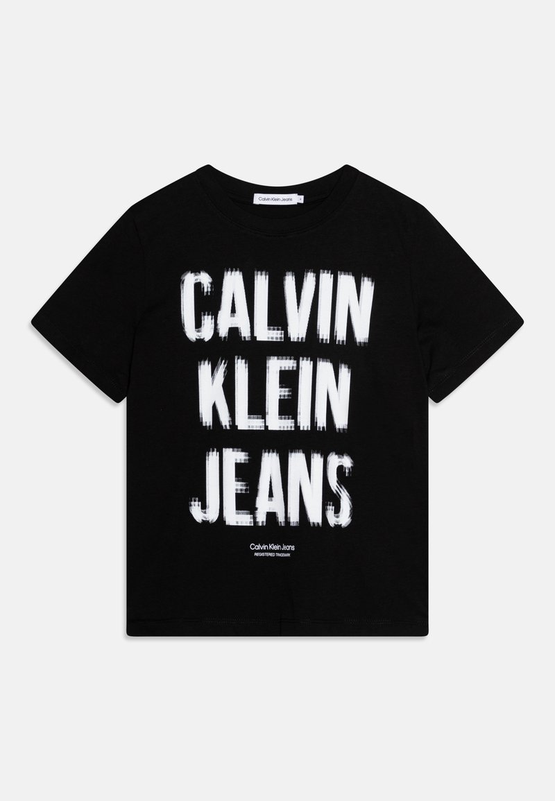 Camiseta de algodón negra con texto en blanco en negrita "CALVIN KLEIN JEANS" y un logo más pequeño en la parte inferior. Mangas cortas y cuello redondo.
