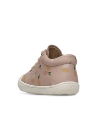 Scarpa in pelle rosa con motivo floreale, punta rotonda, design con lacci e suola in gomma bianca. Presenta una grip testurizzata sul fondo.