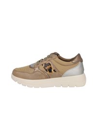 Zapatillas beige y marrón con cuero texturizado y tela, que presentan un acento de estampado de leopardo, detalle de talón plateado y suela blanca gruesa.