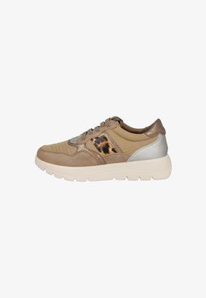 Zapatillas beige y marrón con cuero texturizado y tela, que presentan un acento de estampado de leopardo, detalle de talón plateado y suela blanca gruesa.