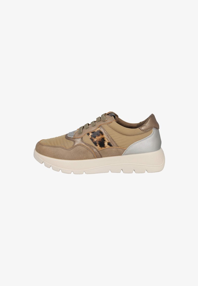 Zapatillas beige y marrón con cuero texturizado y tela, que presentan un acento de estampado de leopardo, detalle de talón plateado y suela blanca gruesa.