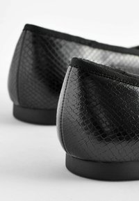 Next FOREVER COMFORT STANDARD - Klasické baleríny  - black white toe cap