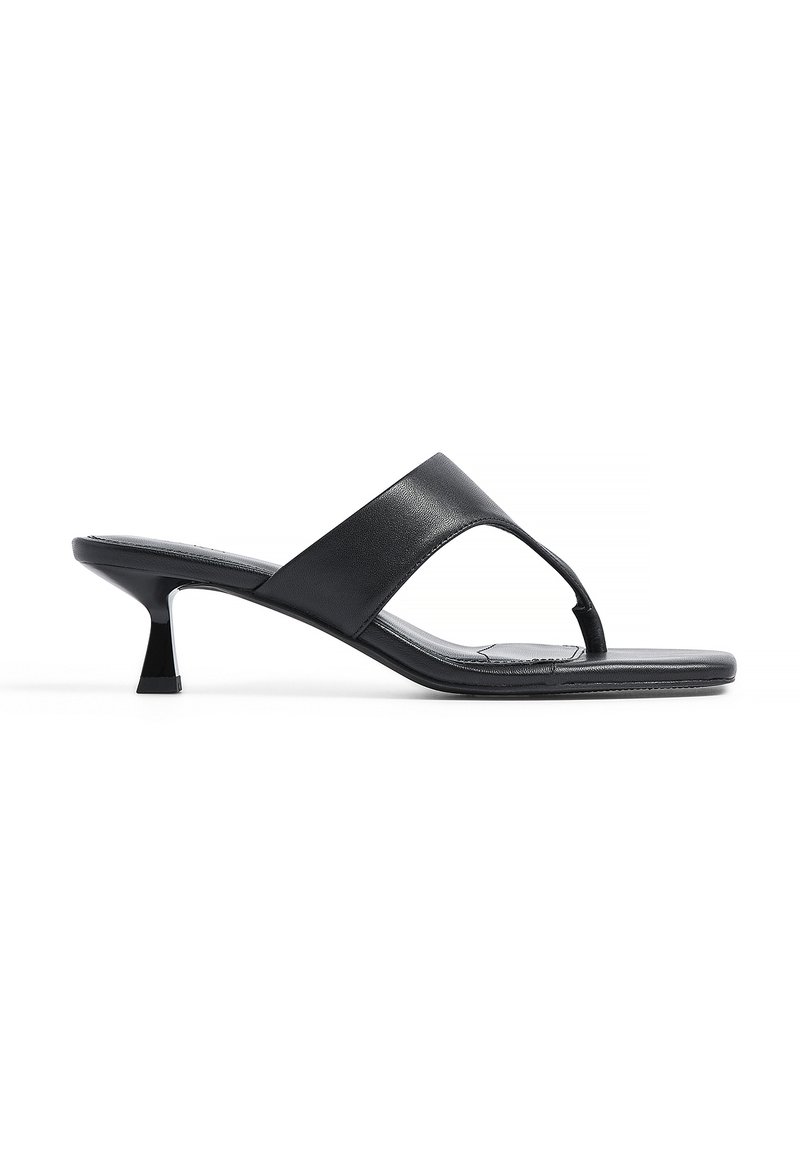 Zwarte leren hoge slidesandalen met een minimalistisch ontwerp, voorzien van een teenlus en een korte, gestructureerde kittenheel.