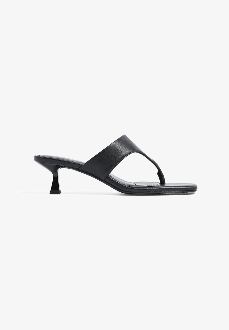 Zwarte leren hoge slidesandalen met een minimalistisch ontwerp, voorzien van een teenlus en een korte, gestructureerde kittenheel.