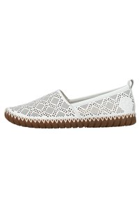 Weiße perforierte Slipper mit Gummisohle, die ein geometrisches Muster, braune Akzente und eine gestickte Kante aufweisen.