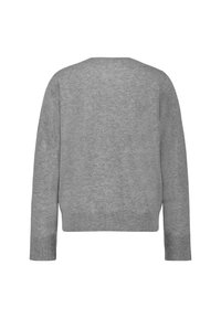 Grå tröja, mjukt stickat tyg, rundad halsringning, långa ärmar, ribbade ärmslut och fåll, enkel design utan ytterligare mönster eller detaljer.