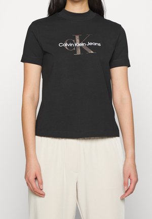 Czarny bawełniany t-shirt z półgolfem, krótkimi rękawami oraz nadrukiem na przodzie z napisem "Calvin Klein Jeans" i dużym logo "CK" w kontrastowym wzorze.