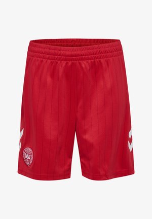 Czerwone sportowe spodenki z delikatnymi pionowymi paskami, elastycznym pasem, białymi wzorami typu szewron po bokach oraz okrągłym logo sportowym na lewej nodze.