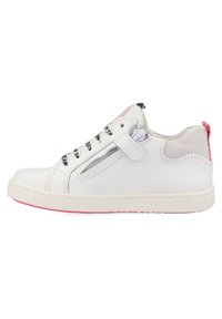Witte leren sneaker met roze accenten, ronde neus, vetersluiting aan de voorkant en klittenbandsluiting. Heeft een gestructureerd zijpaneel en een rubberen zool.