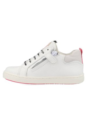 Trainers - white