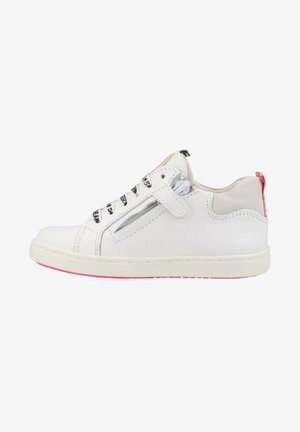 Witte leren sneaker met roze accenten, ronde neus, vetersluiting aan de voorkant en klittenbandsluiting. Heeft een gestructureerd zijpaneel en een rubberen zool.