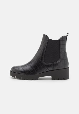 Bottes chelsea noires en cuir à motifs croco, avec des panneaux élastiques sur les côtés, une languette et une semelle en caoutchouc épaisse à relief.